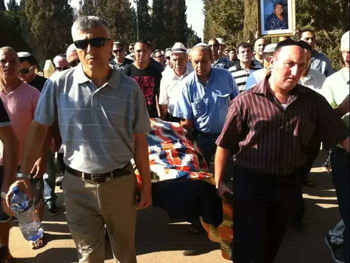 הלוויה אלכסנדרה רונינוב (שלומי גבאי) הלוויה אלכסנדרה רונינוב (שלומי גבאי)