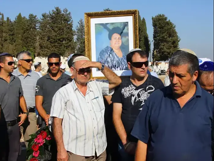 הלווית לריסה רובינוב, שנפגעה בתאונת פגע וברח בנתניה , אוגוסט 2012 (שלומי גבאי) הלווית לריסה רובינוב, שנפגעה בתאונת פגע וברח בנתניה , אוגוסט 2012 (שלומי גבאי)