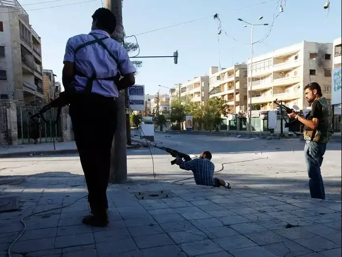 כוחות של מחתרת "הצבא הסורי החופשי" בעיר חלב, סוריה, אוגוסט 2012 (רויטרס) כוחות של מחתרת "הצבא הסורי החופשי" בעיר חלב, סוריה, אוגוסט 2012 (רויטרס)