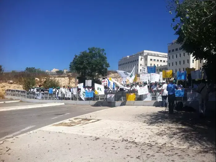 הפגנת עובדי מפעל פניציה מול ישיבת ממשלה (מערכת וואלה! NEWS , טל שלו) הפגנת עובדי מפעל פניציה מול ישיבת ממשלה (מערכת וואלה! NEWS , טל שלו)