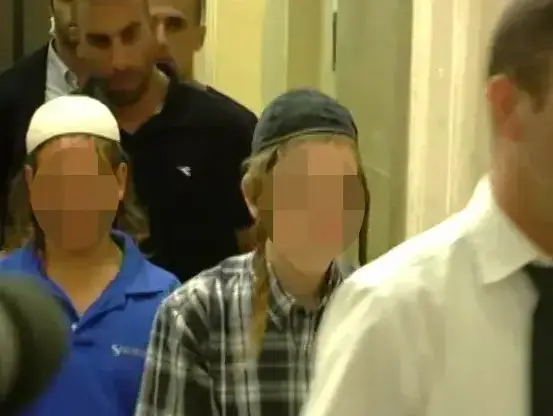 החשודים ביידוי בקבוק תבערה בגוש עציון מובאים להארכת מעצר, אוגוסט 2012 (קובי נתן) החשודים ביידוי בקבוק תבערה בגוש עציון מובאים להארכת מעצר, אוגוסט 2012 (קובי נתן)