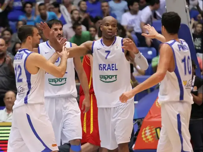 שחקני נבחרת ישראל גיא פניני, יותם הלפרין, עומרי כספי עם אלכס טיוס (קובי אליהו) שחקני נבחרת ישראל גיא פניני, יותם הלפרין, עומרי כספי עם אלכס טיוס (קובי אליהו)