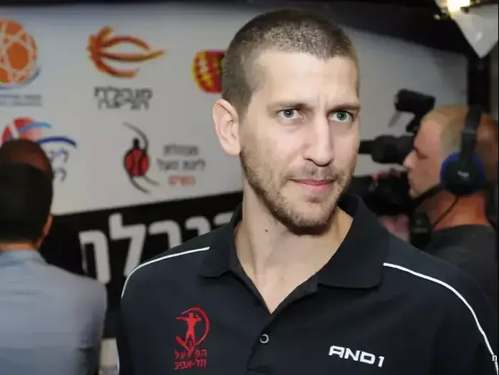 מתן נאור שחקן הפועל תל אביב (ניב אהרונסון) מתן נאור שחקן הפועל תל אביב (ניב אהרונסון)