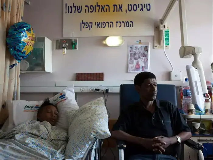 טיגיסט ביטאו הפצועה שנפגעה מטרקטורון ומשפחתה בבית החולים , סמפטמבר 2012 (דרור עינב) טיגיסט ביטאו הפצועה שנפגעה מטרקטורון ומשפחתה בבית החולים , סמפטמבר 2012 (דרור עינב)