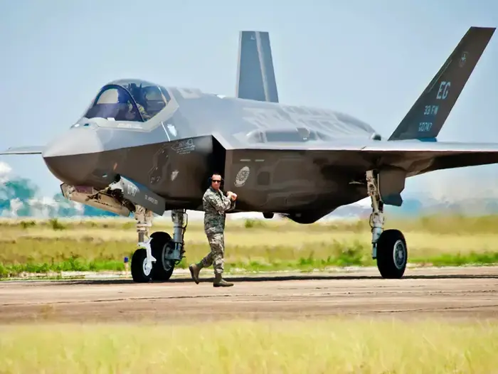 מטוס חמקן מדגם F-35 שעתיד להיכנס לשירות חיל האוויר (AP) מטוס חמקן מדגם F-35 שעתיד להיכנס לשירות חיל האוויר (AP)