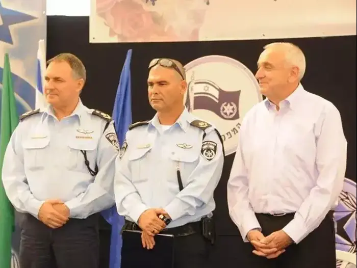 השר לבטחון פנים יצחק אהרונוביץ', מפקד מחוז ירושלים הנכנס יוסי פריינטה ומפכ"ל המשטרה יוחנן דנינו, בטקס הרמת כוסית לראש השנה במטה הארצי של המשטרה, 10 ספטמבר 2012 (חטיבת דובר המשטרה , עמוד הפייסבוק של המשטרה) השר לבטחון פנים יצחק אהרונוביץ', מפקד מחוז ירושלים הנכנס יוסי פריינטה ומפכ"ל המשטרה יוחנן דנינו, בטקס הרמת כוסית לראש השנה במטה הארצי של המשטרה, 10 ספטמבר 2012 (חטיבת דובר המשטרה , עמוד הפייסבוק של המשטרה)