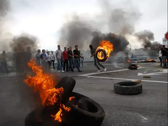 הפגנות ברמאללה נגד יוקר המחייה, ספטמבר 2012 (רויטרס) הפגנות ברמאללה נגד יוקר המחייה, ספטמבר 2012 (רויטרס)