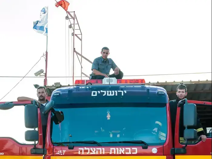 שוכי בנדיקט, מפקד יחידת מתנדבים חרדים בכיבוי ירושלים, שלום גולמבו ויוסי עמר, ירושלים, ספטמבר 2012 (עומר מירון) שוכי בנדיקט, מפקד יחידת מתנדבים חרדים בכיבוי ירושלים, שלום גולמבו ויוסי עמר, ירושלים, ספטמבר 2012 (עומר מירון)