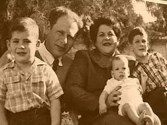 משפחת נתניהו בנציון, צילה, עידו, יונתן וביבי (משמאל) (אתר רשמי , אתר ההנצחה ליוני נתניהו) משפחת נתניהו בנציון, צילה, עידו, יונתן וביבי (משמאל) (אתר רשמי , אתר ההנצחה ליוני נתניהו)