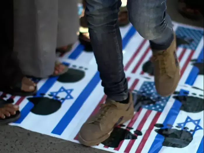 מפגינים מחוץ לשגרירות ארה"ב בצנעא, תימן. 13 בספטמבר 2012 (רויטרס) מפגינים מחוץ לשגרירות ארה"ב בצנעא, תימן. 13 בספטמבר 2012 (רויטרס)