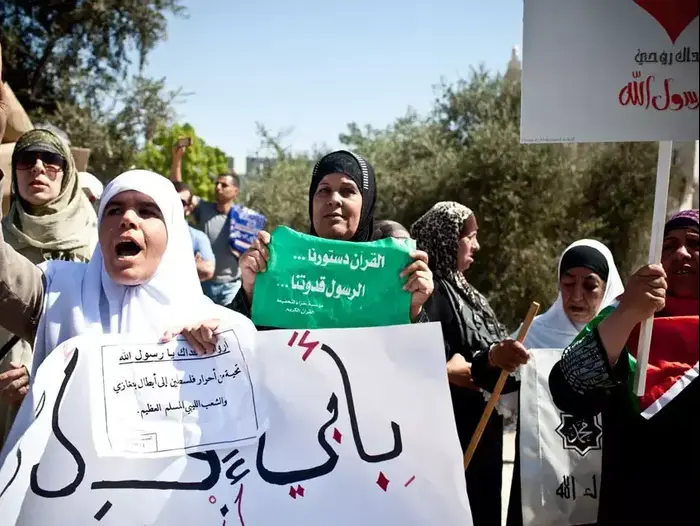 מהומות בשער שכם בירושלים במחאה על הסרט "תמימות המוסלמים" (מגד גוזני) מהומות בשער שכם בירושלים במחאה על הסרט "תמימות המוסלמים" (מגד גוזני)