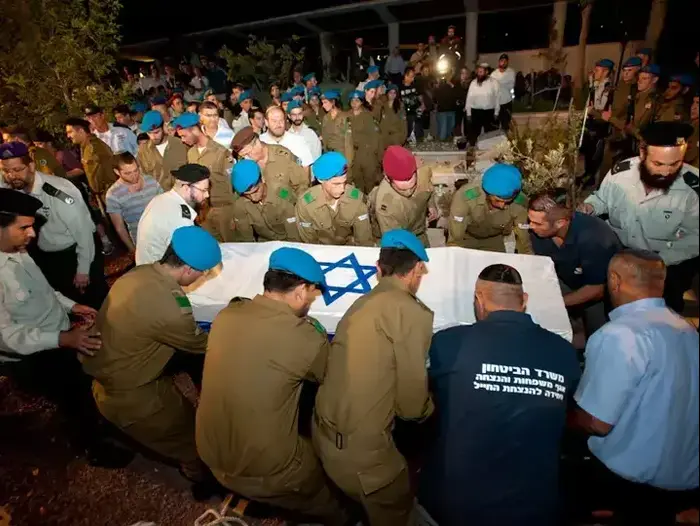 הלוויתו של רב"ט נתנאל יהלומי שנהרג בתקרית ירי בגבול מצרים, ספטמבר 2012 (עומר מירון) הלוויתו של רב"ט נתנאל יהלומי שנהרג בתקרית ירי בגבול מצרים, ספטמבר 2012 (עומר מירון)