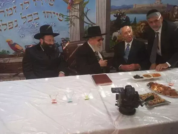 נשיא המדינה שמעון פרס בסוכותיהם של הרב עובדיה יוסף, הרב יונה מצגר והרב שלמה עמאר, אוקטובר 2012 (יח"צ , קבוצת העיתונאים רוטרניק) נשיא המדינה שמעון פרס בסוכותיהם של הרב עובדיה יוסף, הרב יונה מצגר והרב שלמה עמאר, אוקטובר 2012 (יח"צ , קבוצת העיתונאים רוטרניק)