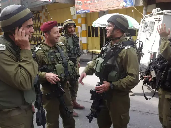 חיילי צה"ל בחברון (יח"צ , צילום: אמיר בוחבוט) חיילי צה"ל בחברון (יח"צ , צילום: אמיר בוחבוט)