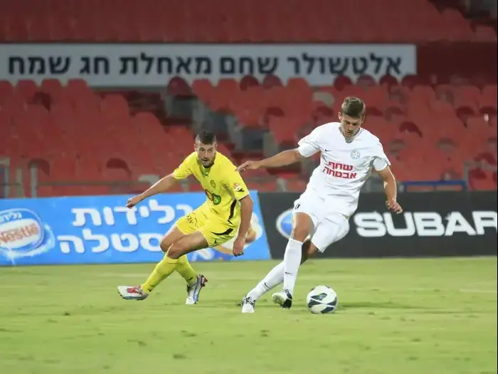 אדי גוטליב שחקן הפועל עכו לפני עומר פרץ שחקן מכבי נתניה (מגד גוזני) אדי גוטליב שחקן הפועל עכו לפני עומר פרץ שחקן מכבי נתניה (מגד גוזני)