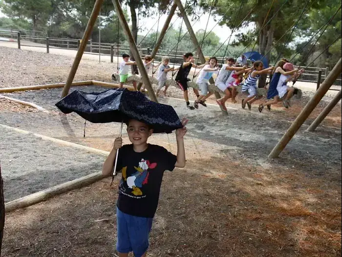 מטיילים ברמת הנדיב מסתתרים מהגשם בשמחת תורה, אוקטובר 2012 (שלומי גבאי) מטיילים ברמת הנדיב מסתתרים מהגשם בשמחת תורה, אוקטובר 2012 (שלומי גבאי)