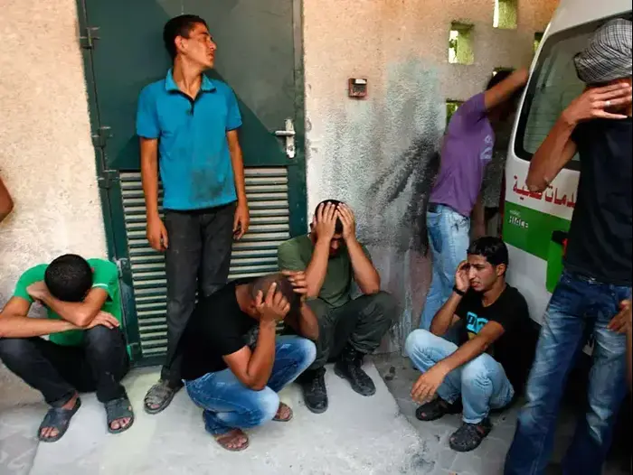 פלסטינים סמוך לבית החולים בעזה לאחר תקיפת צה"ל, אוקטובר 2012 (רויטרס) פלסטינים סמוך לבית החולים בעזה לאחר תקיפת צה"ל, אוקטובר 2012 (רויטרס)