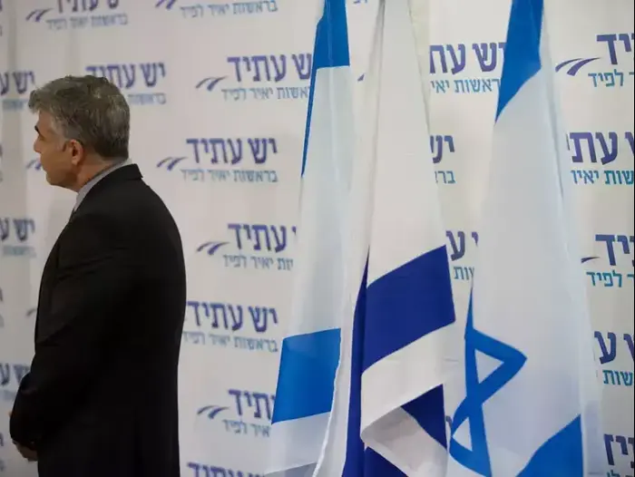 יאיר לפיד מציג במסיבת עיתונאים את יעקב פרי (דרור עינב)