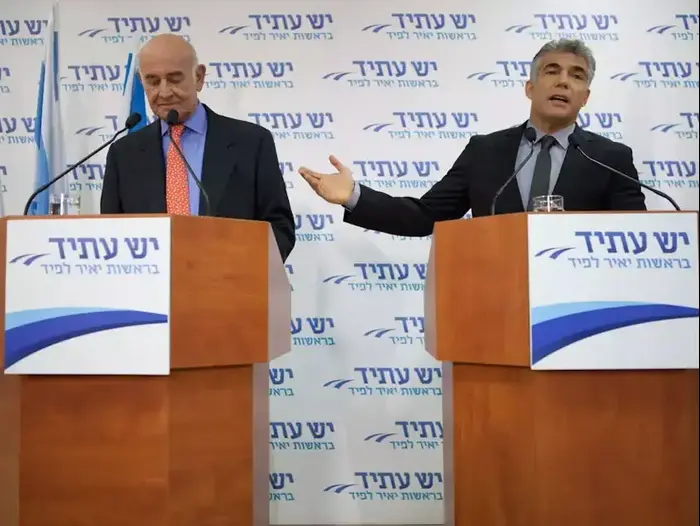 יאיר לפיד מציג במסיבת עיתונאים את יעקב פרי (דרור עינב)