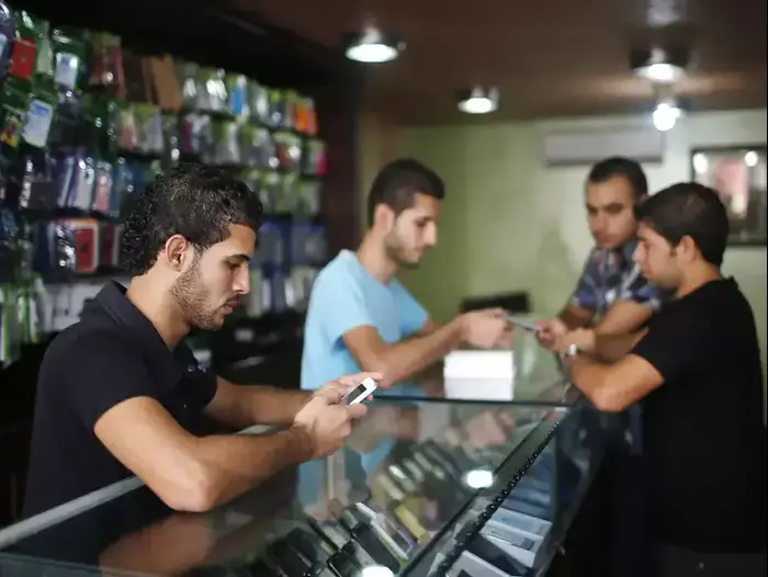 נושא: אייפון 5 נמכר בהצלחה ברצועת עזה, אוקטובר 2012 (רויטרס) נושא: אייפון 5 נמכר בהצלחה ברצועת עזה, אוקטובר 2012 (רויטרס)