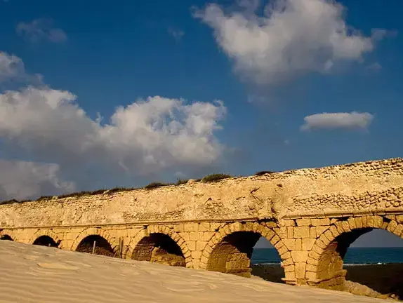 חוף הקשתות (יח"צ , דורון ניסים, רשות הטבע והגנים) חוף הקשתות (יח"צ , דורון ניסים, רשות הטבע והגנים)