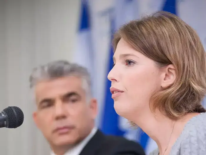 יאיר לפיד במסיבת עיתונאים שבה מציג את המצטרפות החדשות דר' עדי קול, מקימת הפרויקט "אוניברסיטה בעם" ועו"ד קארין אלהרר, ראש מערך הקליניקות המשפטיות באוניברסיטת בר-אילן, אוקטובר 2012 (נמרוד סונדרס) יאיר לפיד במסיבת עיתונאים שבה מציג את המצטרפות החדשות דר' עדי קול, מקימת הפרויקט "אוניברסיטה בעם" ועו"ד קארין אלהרר, ראש מערך הקליניקות המשפטיות באוניברסיטת בר-אילן, אוקטובר 2012 (נמרוד סונדרס)