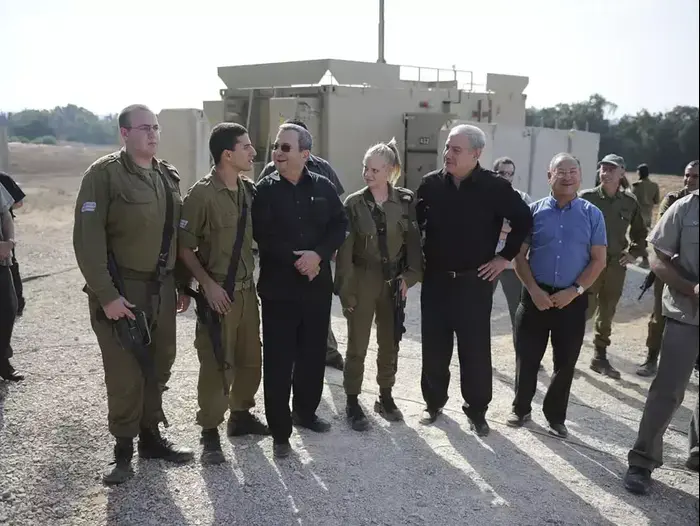 ראש הממשלה בנימין נתניהו ושר הביטחון אהוד ברק בסיור בדרום בסוללת כיפת ברזל, אוקטובר 2012 (דייב בוימוביץ') ראש הממשלה בנימין נתניהו ושר הביטחון אהוד ברק בסיור בדרום בסוללת כיפת ברזל, אוקטובר 2012 (דייב בוימוביץ')