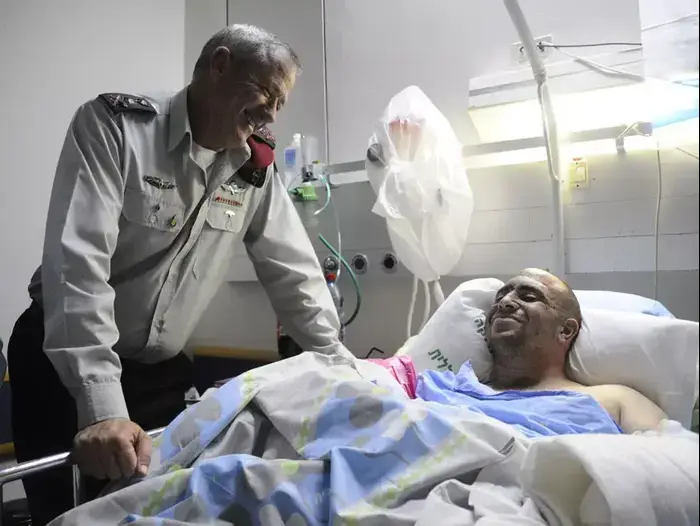 הרמטכ"ל בני גנץ מבקר את הקצין פצוע סרן זיו שילון (דובר צה"ל) הרמטכ"ל בני גנץ מבקר את הקצין פצוע סרן זיו שילון (דובר צה"ל)