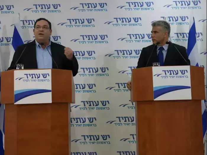 יאיר לפיד והרב שי פירון במסיבת עיתונאים עם הצטרפותו, אוקטובר 2012 (דרור עינב) יאיר לפיד והרב שי פירון במסיבת עיתונאים עם הצטרפותו, אוקטובר 2012 (דרור עינב)