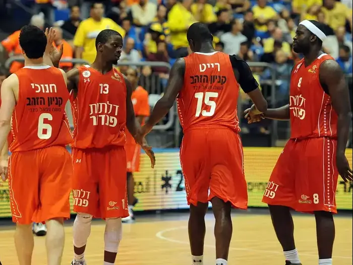שחקני מכבי ראשון לציון חוגגים (ברני ארדוב) שחקני מכבי ראשון לציון חוגגים (ברני ארדוב)