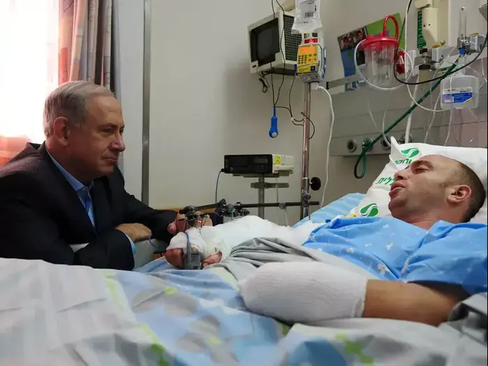 ביקור בנימין נתניהו בבית החולים סורוקה את, סרן זיו שילון ,אוקטובר 2012 (לשכת העיתונות הממשלתית) ביקור בנימין נתניהו בבית החולים סורוקה את, סרן זיו שילון ,אוקטובר 2012 (לשכת העיתונות הממשלתית)