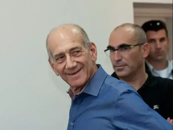 אולמרט על גזר הדין: "יוצא מביהמ"ש זקוף קומה" (גדעון צנטנר) אולמרט על גזר הדין: "יוצא מביהמ"ש זקוף קומה" (גדעון צנטנר)