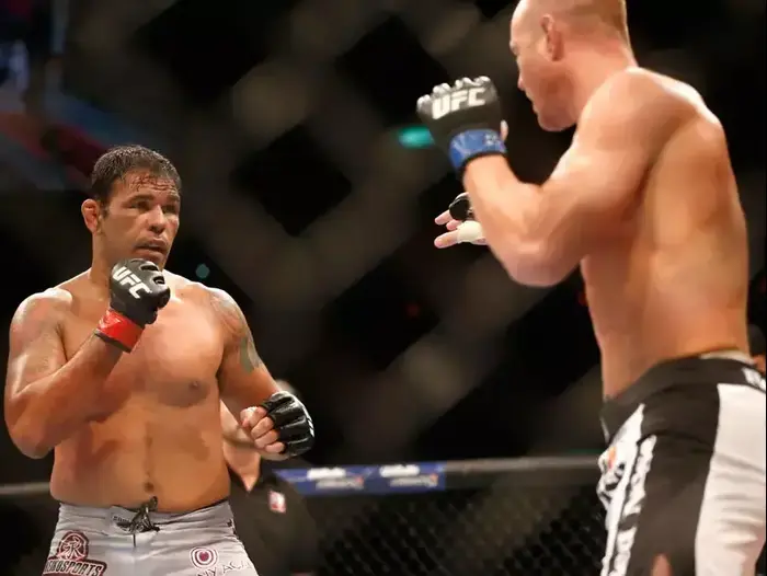 מינטאורו נוגיירה לוחם MMA מול דייב הרמן (AP , Felipe Dana)