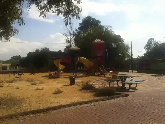 גינת משחקים עם הפרדה בין בנים ובנות במושב קוממיות (יח"צ , שבתי בנדט) גינת משחקים עם הפרדה בין בנים ובנות במושב קוממיות (יח"צ , שבתי בנדט)