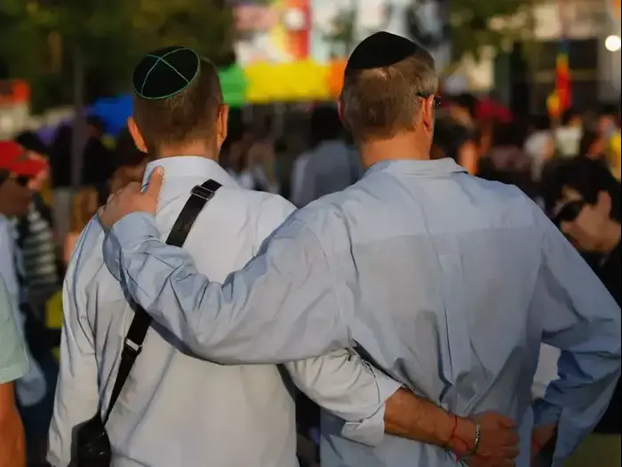 זוג גברים דתיים במצעד הגאווה בירושלים. יוני 2009 (GettyImages , David Silverman) זוג גברים דתיים במצעד הגאווה בירושלים. יוני 2009 (GettyImages , David Silverman)