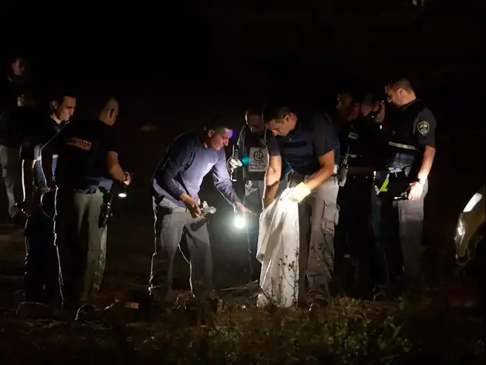 נפילת רקטה הנפילה בשטח פתוח ליד כיכר המפרשיות באשדוד (דרור עינב) נפילת רקטה הנפילה בשטח פתוח ליד כיכר המפרשיות באשדוד (דרור עינב)