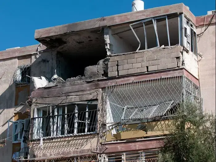 פגיעת רקטה בבניין בקרית מלאכי (בן קלמר) פגיעת רקטה בבניין בקרית מלאכי (בן קלמר)