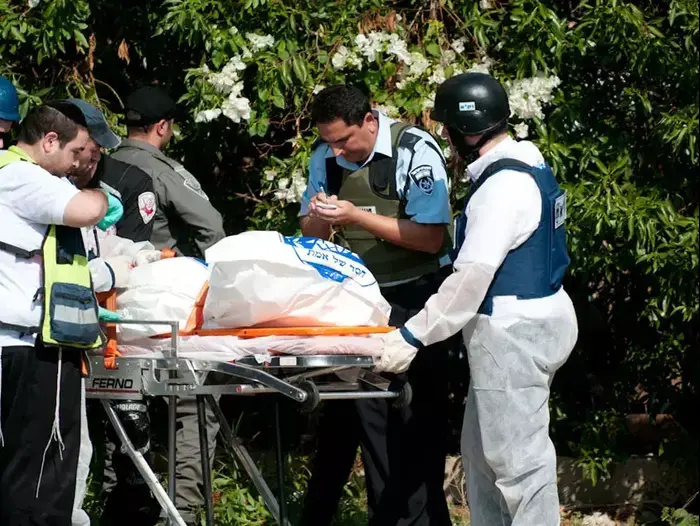 הגופה מהבניין שנפגע מרקטה בקרית מלאכי (בן קלמר) הגופה מהבניין שנפגע מרקטה בקרית מלאכי (בן קלמר)