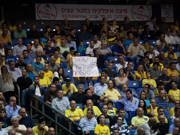 אוהד מכבי תל אביב עם שלט: "עם ישראל לא מרכין ראש לטרור" (מגד גוזני) אוהד מכבי תל אביב עם שלט: "עם ישראל לא מרכין ראש לטרור" (מגד גוזני)