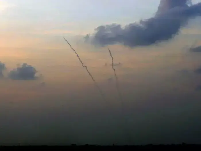 שיגור רקטה מרצועת עזה לעבר ישראל, 19 נובמבר 2012 (רויטרס) שיגור רקטה מרצועת עזה לעבר ישראל, 19 נובמבר 2012 (רויטרס)