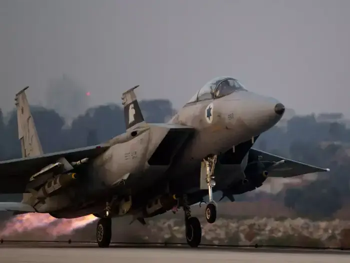 מטוס קרב של חיל האוויר ממריא מבסיס תל נוף בדרכו לפעילות ברצועת עזה במסגרת מבצע "עמוד ענן", נובמבר 2012 (AP) מטוס קרב של חיל האוויר ממריא מבסיס תל נוף בדרכו לפעילות ברצועת עזה במסגרת מבצע "עמוד ענן", נובמבר 2012 (AP)