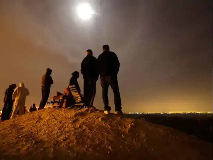 תושבים צופים בשיגורים מרצועת עזה ליד שדרות, נובמבר 2012 (AP)