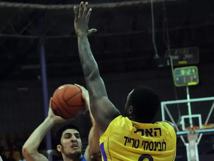 שחקן מכבי תל אביב ליאור אליהו מול שחקן הפועל חולון פרנק האסל (ברני ארדוב) שחקן מכבי תל אביב ליאור אליהו מול שחקן הפועל חולון פרנק האסל (ברני ארדוב)