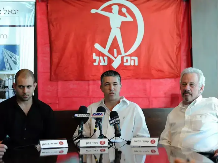 חברי עמותת הפועל תל אביב נמרוד בוכמן, רמי כהן, עופר פרעם (ברני ארדוב) חברי עמותת הפועל תל אביב נמרוד בוכמן, רמי כהן, עופר פרעם (ברני ארדוב)