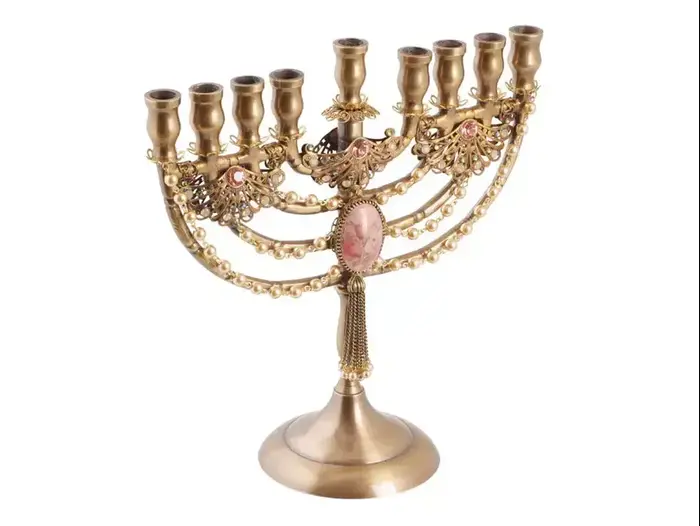 חנוכיה בעיצוב מיכל נגרין (יח"צ) חנוכיה בעיצוב מיכל נגרין (יח"צ)