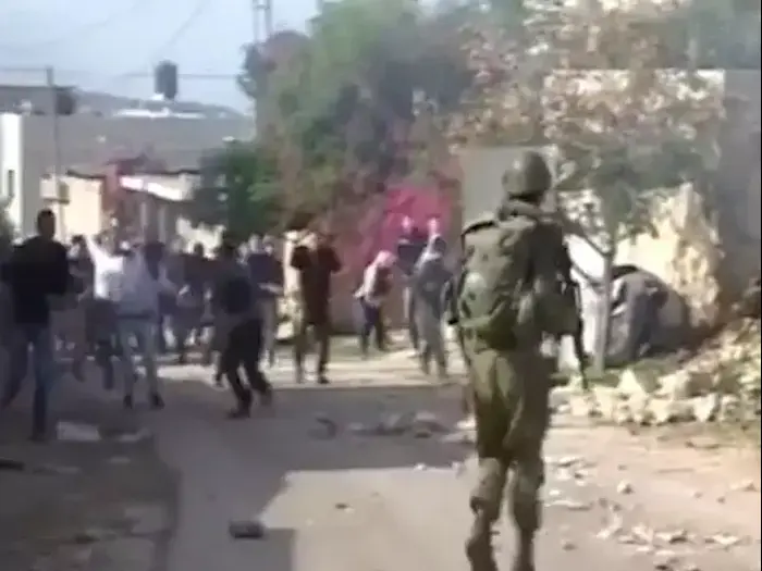 שוב: חיילי צה"ל נסים מפני ההמון הפלסטיני (צילום מסך) שוב: חיילי צה"ל נסים מפני ההמון הפלסטיני (צילום מסך)