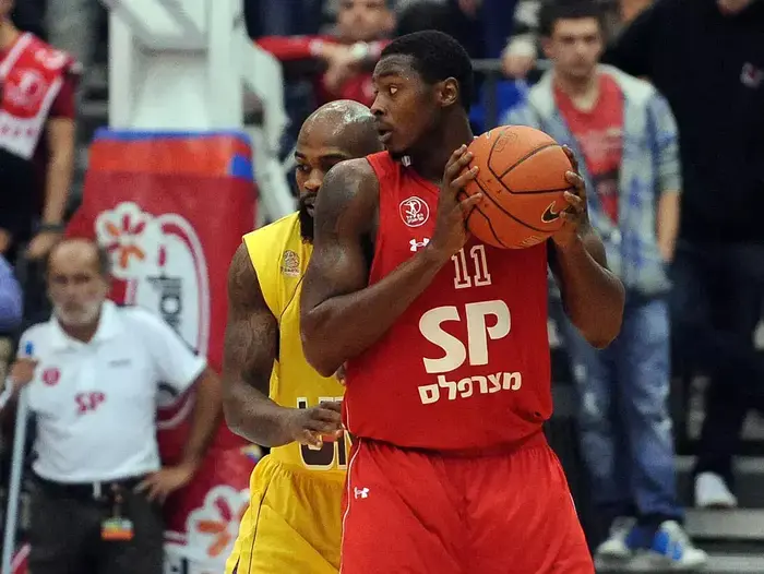 ג'ף אלן שחקן הפועל תל אביב (ימין) מול טיילר סמית' שחקן הפועל חולון (ברני ארדוב) ג'ף אלן שחקן הפועל תל אביב (ימין) מול טיילר סמית' שחקן הפועל חולון (ברני ארדוב)