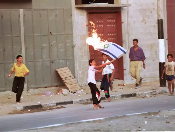 ילדים פלסטינים מפגינים נגד הסכמי אוסלו בעזה, 1993 (AP) ילדים פלסטינים מפגינים נגד הסכמי אוסלו בעזה, 1993 (AP)
