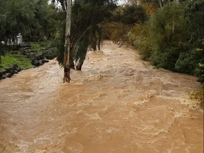 נחל החצבאני עולה על גדותיו בעקבות הגשמים העזים, 22 בדצמבר 2012 (ג'יליס , משה אסרף) נחל החצבאני עולה על גדותיו בעקבות הגשמים העזים, 22 בדצמבר 2012 (ג'יליס , משה אסרף)