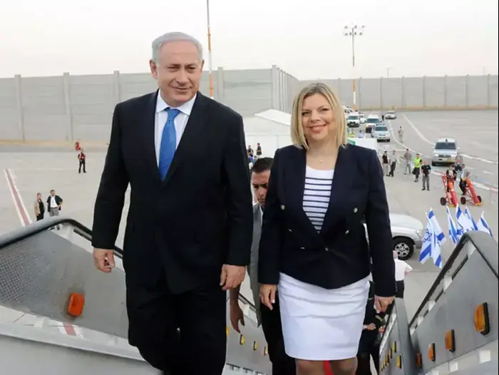 ראש הממשלה בנימין נתניהו ורעייתו שרה עולים על מטוס בדרכם לפריז- מאי 2010 (לשכת העיתונות הממשלתית) ראש הממשלה בנימין נתניהו ורעייתו שרה עולים על מטוס בדרכם לפריז- מאי 2010 (לשכת העיתונות הממשלתית)
